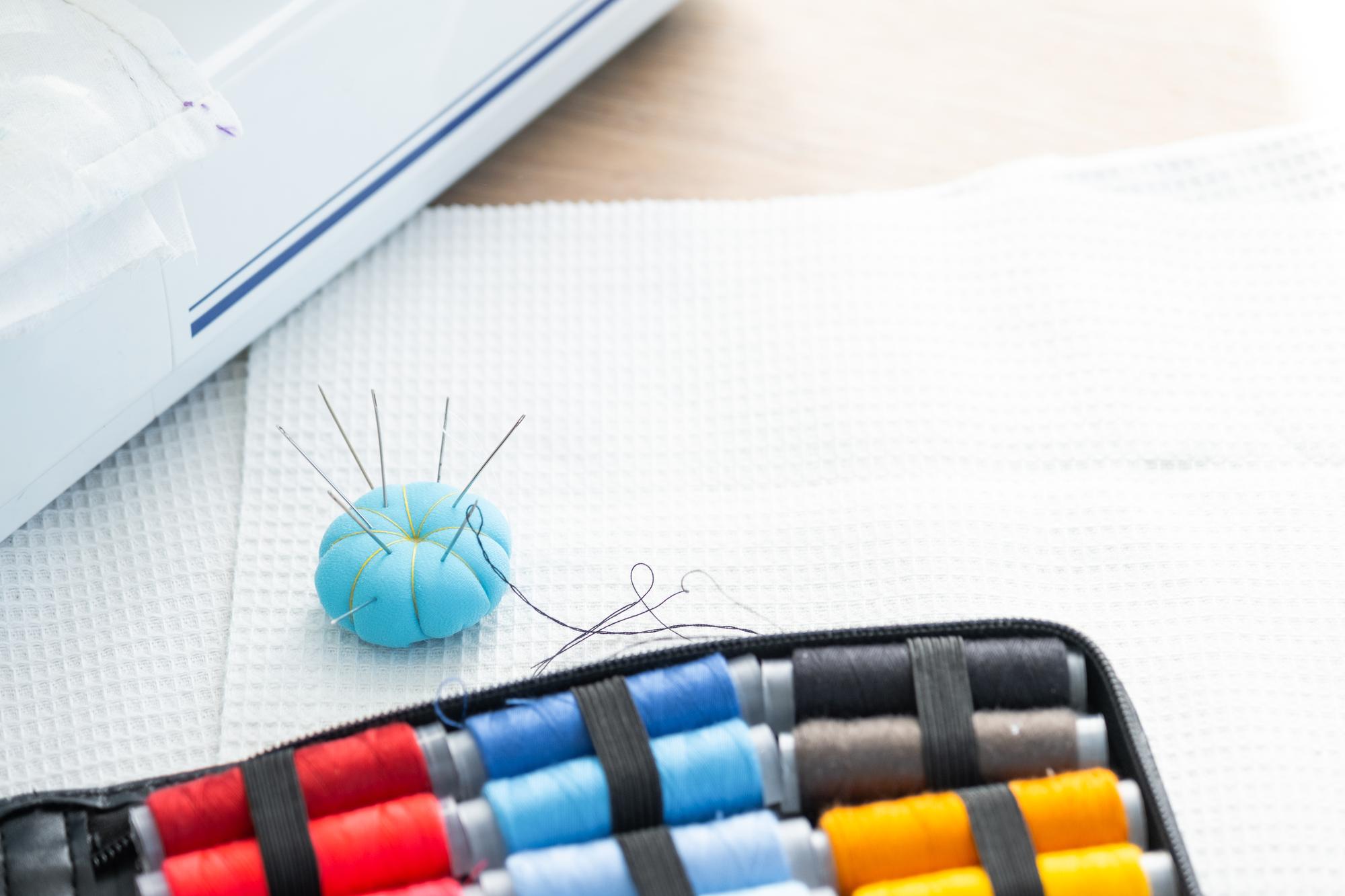 Tavolo da lavoro con filati terreni e disegni